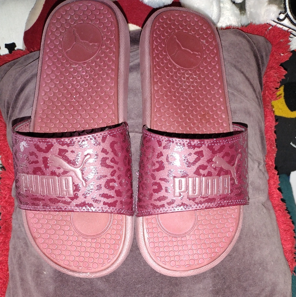 Burgundy Puma slides size 8